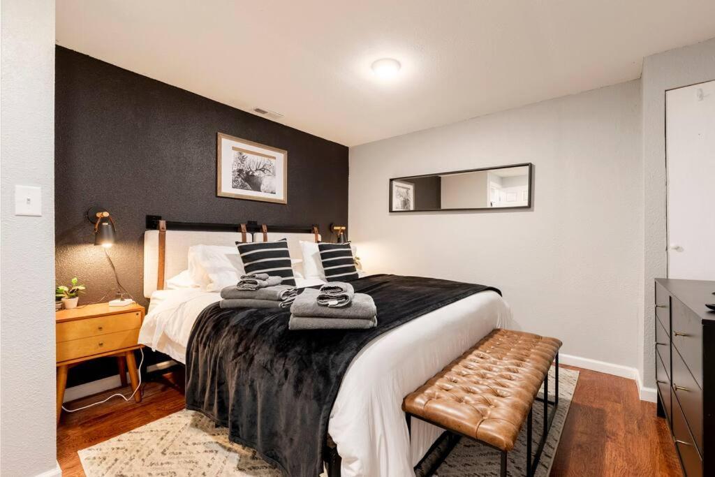 Adorable 2-Bedroom Modern Basement DEN Buitenkant foto
