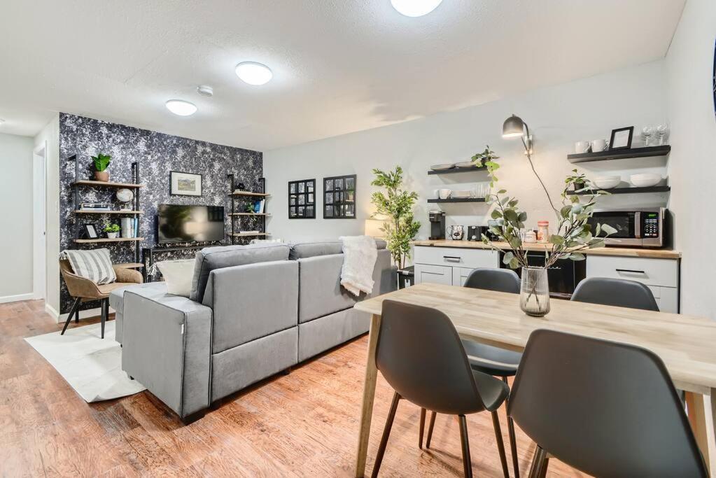 Adorable 2-Bedroom Modern Basement DEN Buitenkant foto