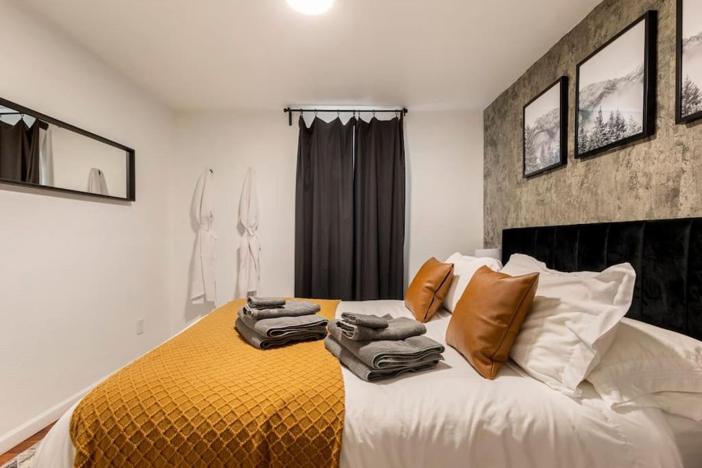 Adorable 2-Bedroom Modern Basement DEN Buitenkant foto